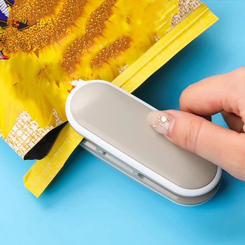 Hand Press Sealing Clip Mini Heat Sealing Machine 1 Pack, Portable Kitchen Accessory For Snacks Fruit Food Fresh-Keeping