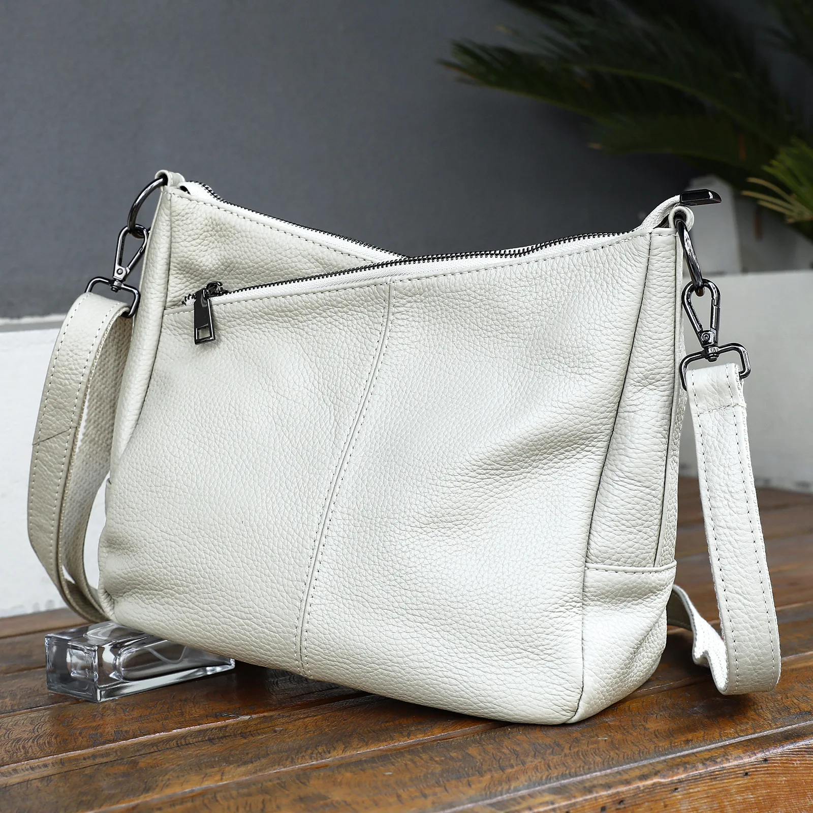 

2025 New Niche-Design Women's Genuine Leather Crossbody Bag - Spacious Convertible Shoulder Purse for Effortless Commuting