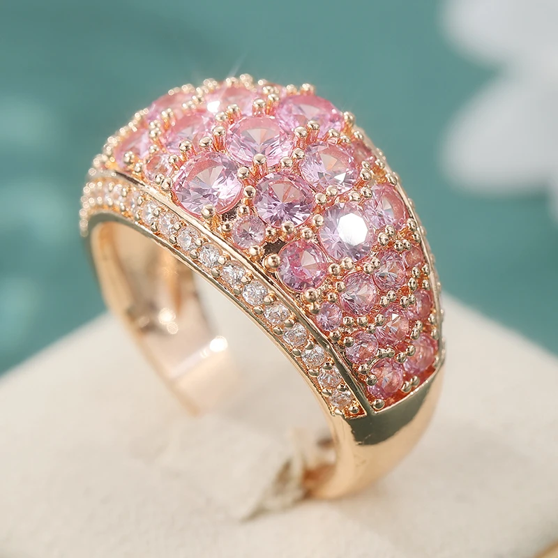 Luxuriöser breiter Ring mit synthetischem rosa Zirkon im Micro-Pave-Stil für Damen, eleganter rosévergoldeter Brautschmuck für Verlobung und Hochzeit – Detail 1