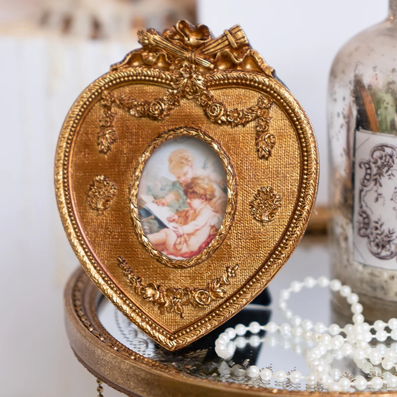 

Vintage European Heart-shaped Resin Frame with Embossed Floral Carving Antique Finish Wall Decor Baroque Style Photo Holder