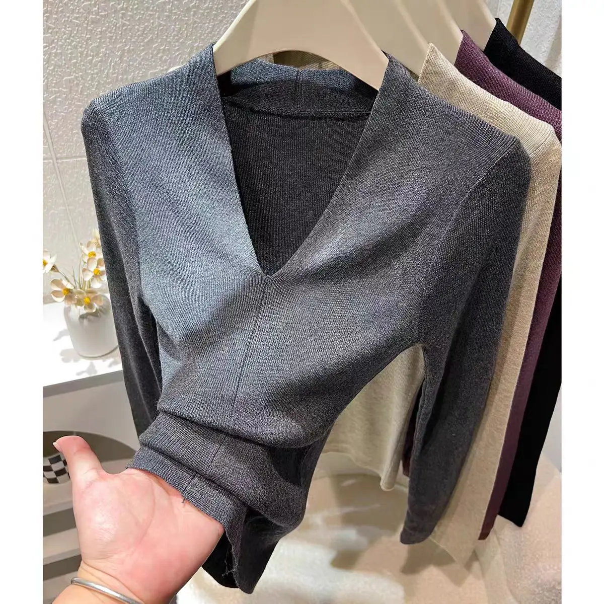 AOSSVIAO Herbst Winter Schwarzer Damen-Pullover mit V-Ausschnitt, langärmelig, schmale Passform, weicher Strickpullover, weiche, vielseitige Basic-Layering-Tops – Detail 1