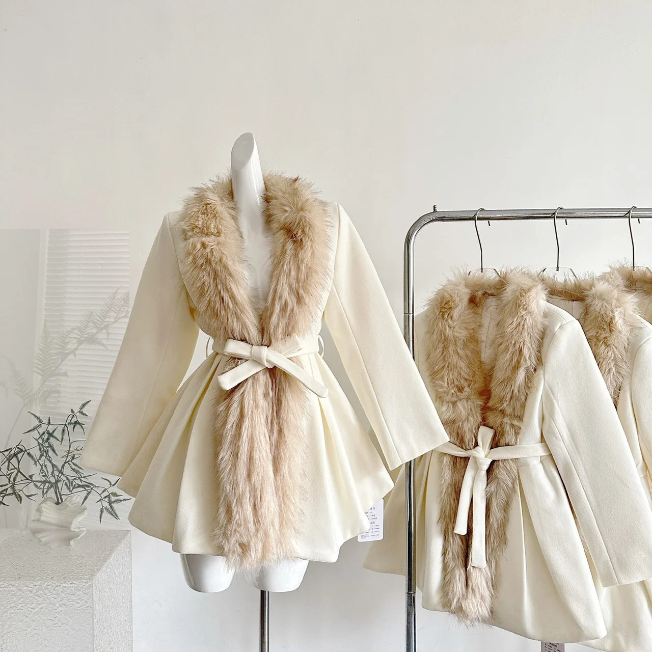 

Осеннее однотонное пальто женское облегающее талии с v-образным вырезом и меховым воротником с длинными рукавами пальто Высококачественная элегантная шикарная французская женская одежда