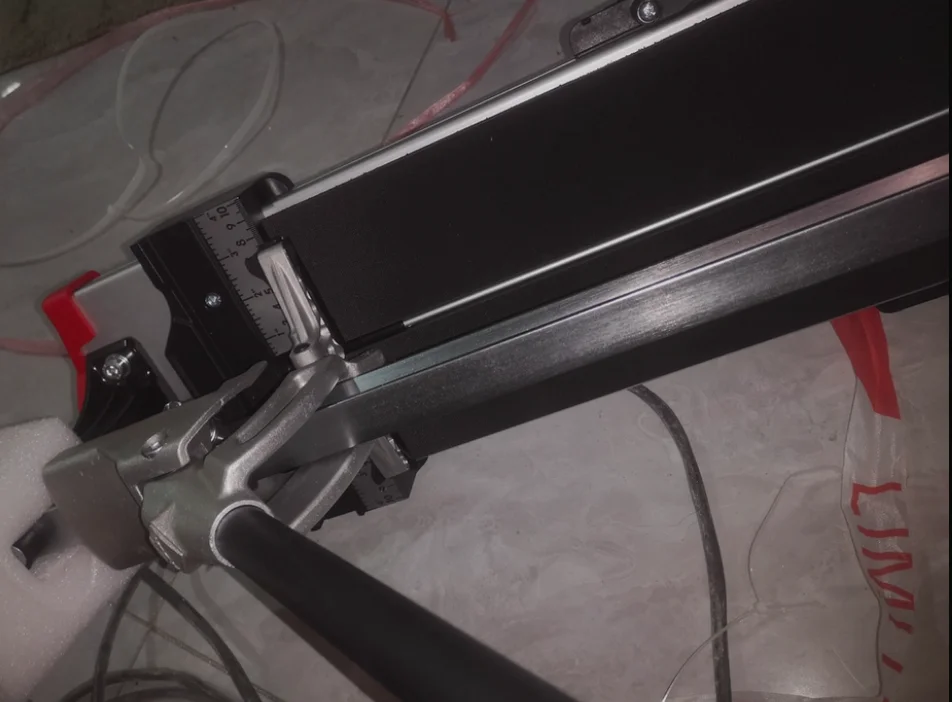 

Ручной плиткорез с выдвижным ножом, боковой направляющей линейкой и кронштейном для увеличения ширины, аксессуары для расширения рабочей поверхности.