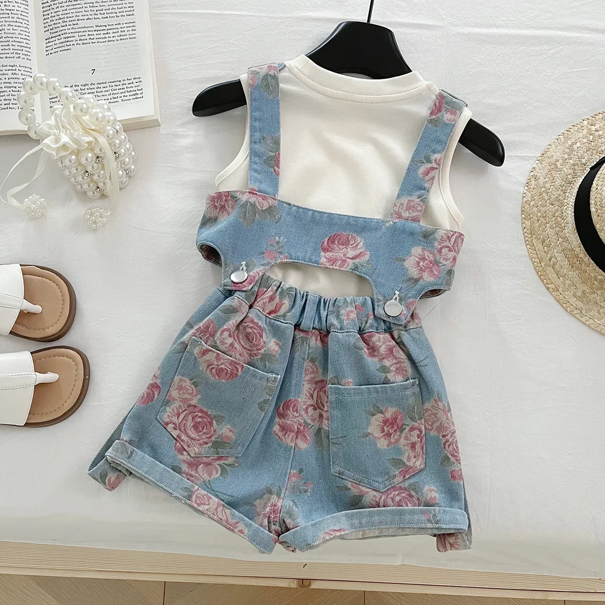 Set Overall Atasan Denim Anak Perempuan Bunga Musim Panas 3 Buah dengan Pakaian Kaus Bagian Dalam Tipis untuk 2-10 Tahun Pakaian Keren Anak Perempuan