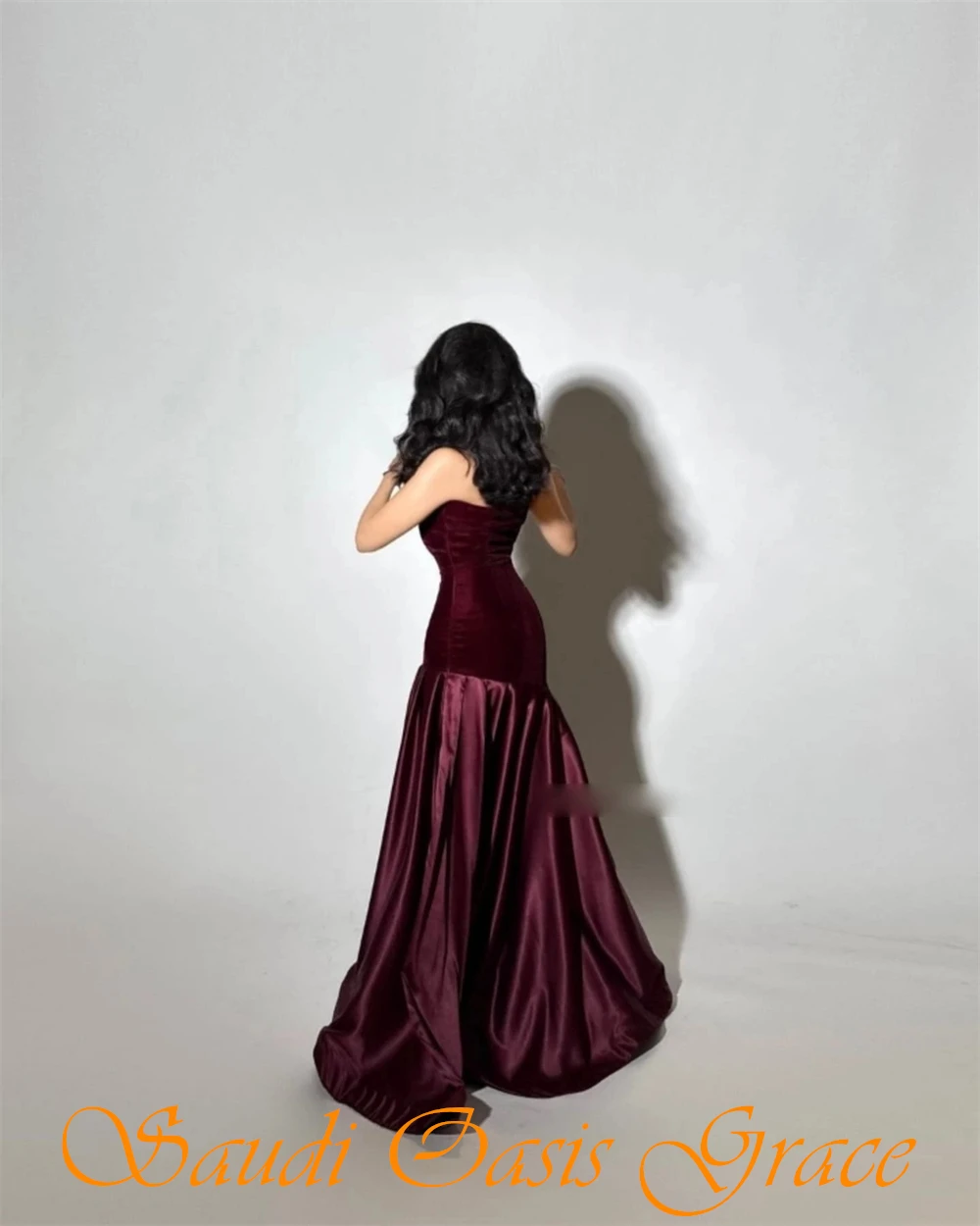 Personalizado elegante borgonha cetim vestido de noite clássico sem alças sem mangas vestido de baile macio sereia varredura trem vestidos de celebridades