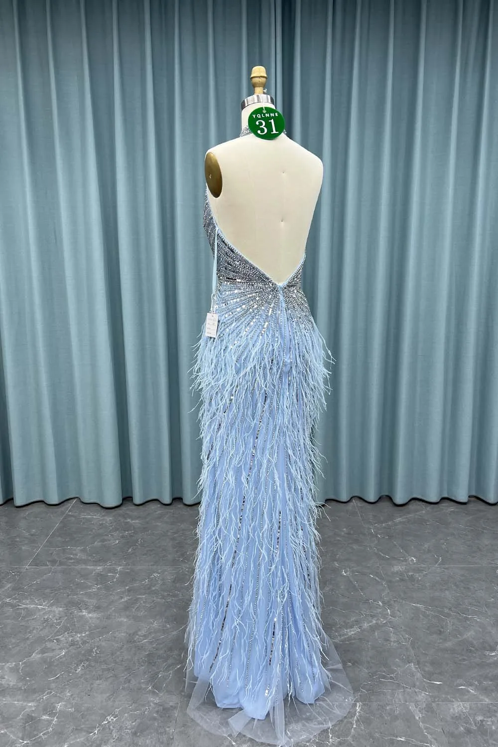 YQLNNE 031 Vestidos de noche largos de lujo con cristales y plumas azul cielo Vestidos con cuello Halter