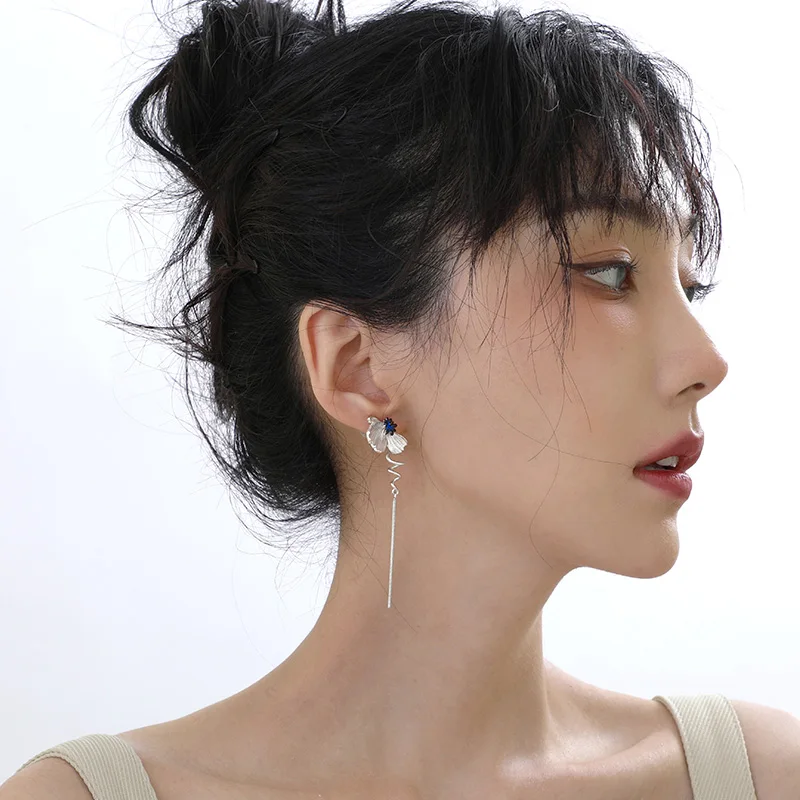 Thaya Fashion Gold Plated Elegant Women Earrings Silver Needle Dangle Earrings for Girls Romatic Party Anniversary Jewelry Gift