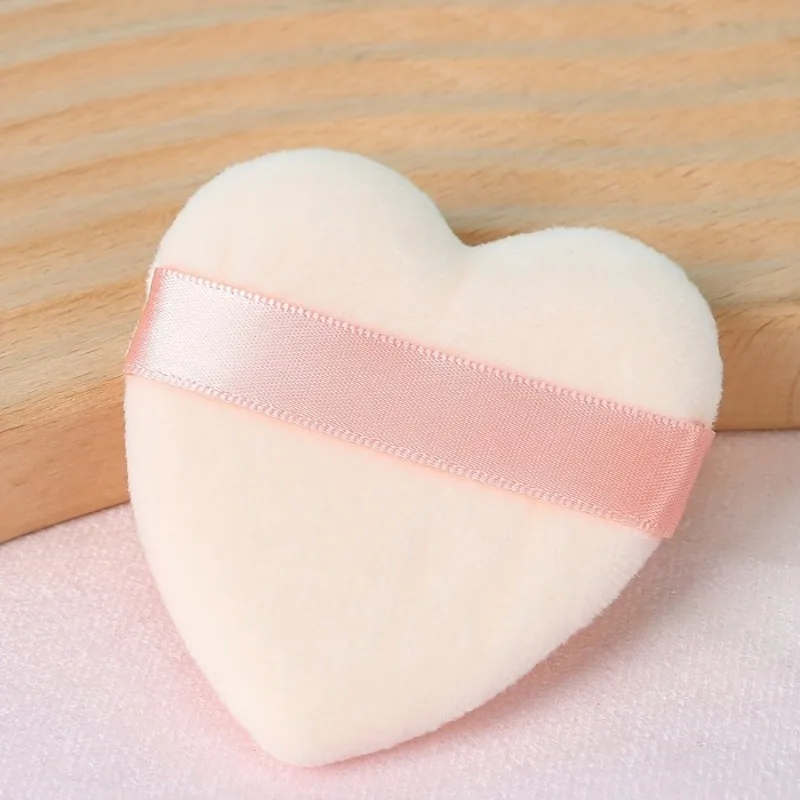 Piumino da cipria in velluto a forma di cuore da 15 pezzi con manico a nastro per uno strumento per il trucco con soffio di polvere per l'applicazione di trucco impeccabile