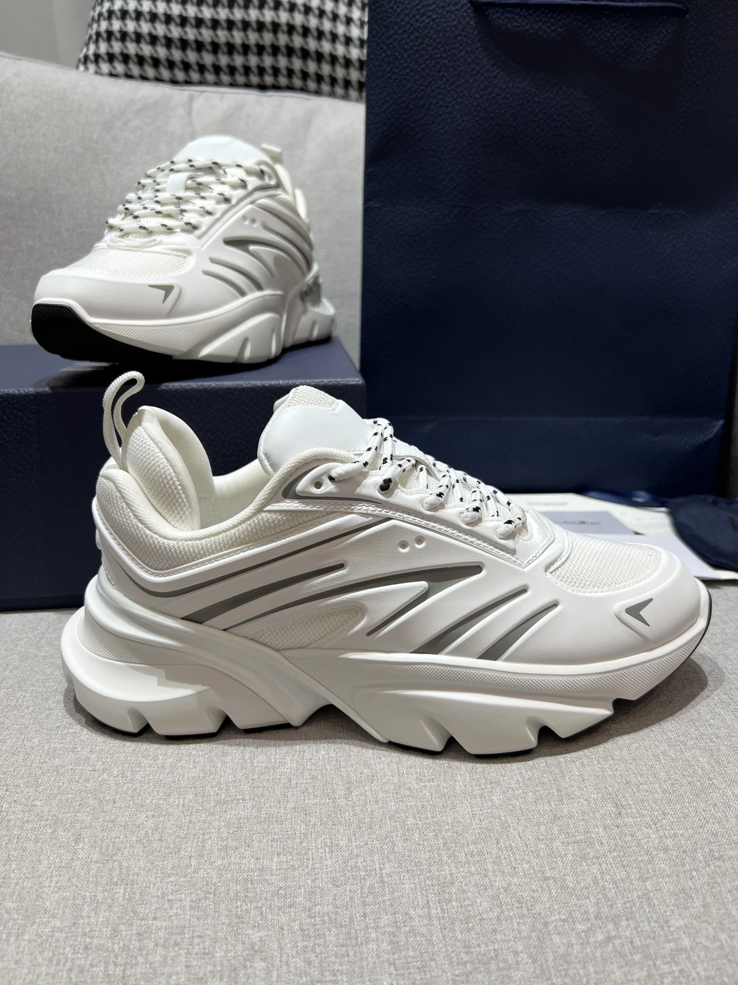 Everyday Casual Dating‑Fit Unisex Men Women Couple Board Shoes Classic Skate Flat Sneakers Shock‑Absorbing Cushion Non‑Slip Durable Rubber Sole Soft Breathable Upper Footwear for Shopping Street Campus Travel Party Daily Scenarios