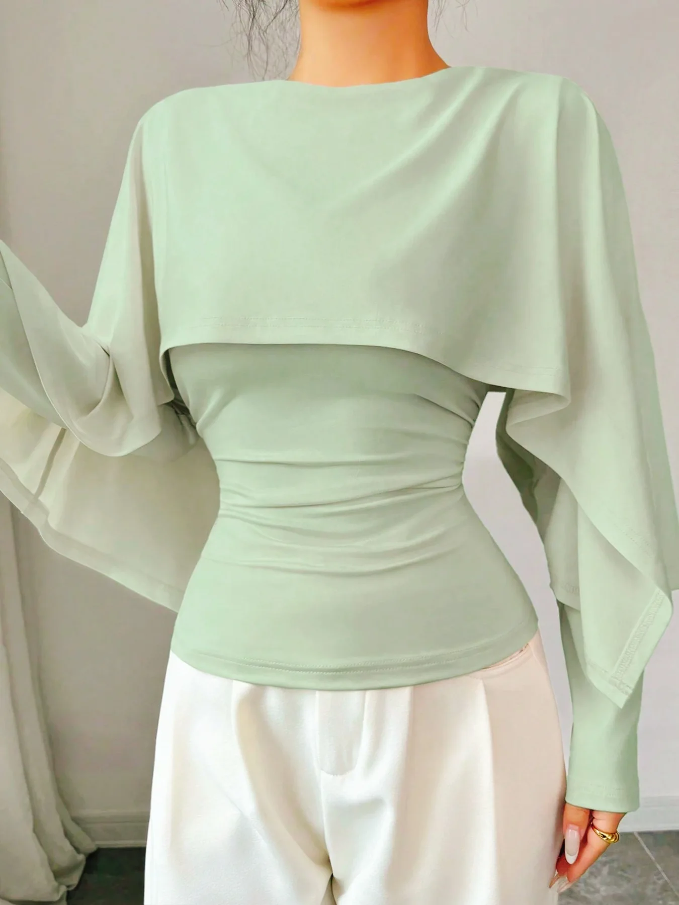 Elegante, schlanke, einfarbige Cape-Bluse für Damen, langärmelig, zweiteilig aussehend, figurbetont, schick, für Büro, Abend, Party, Dating, Alltag. – Detail 12