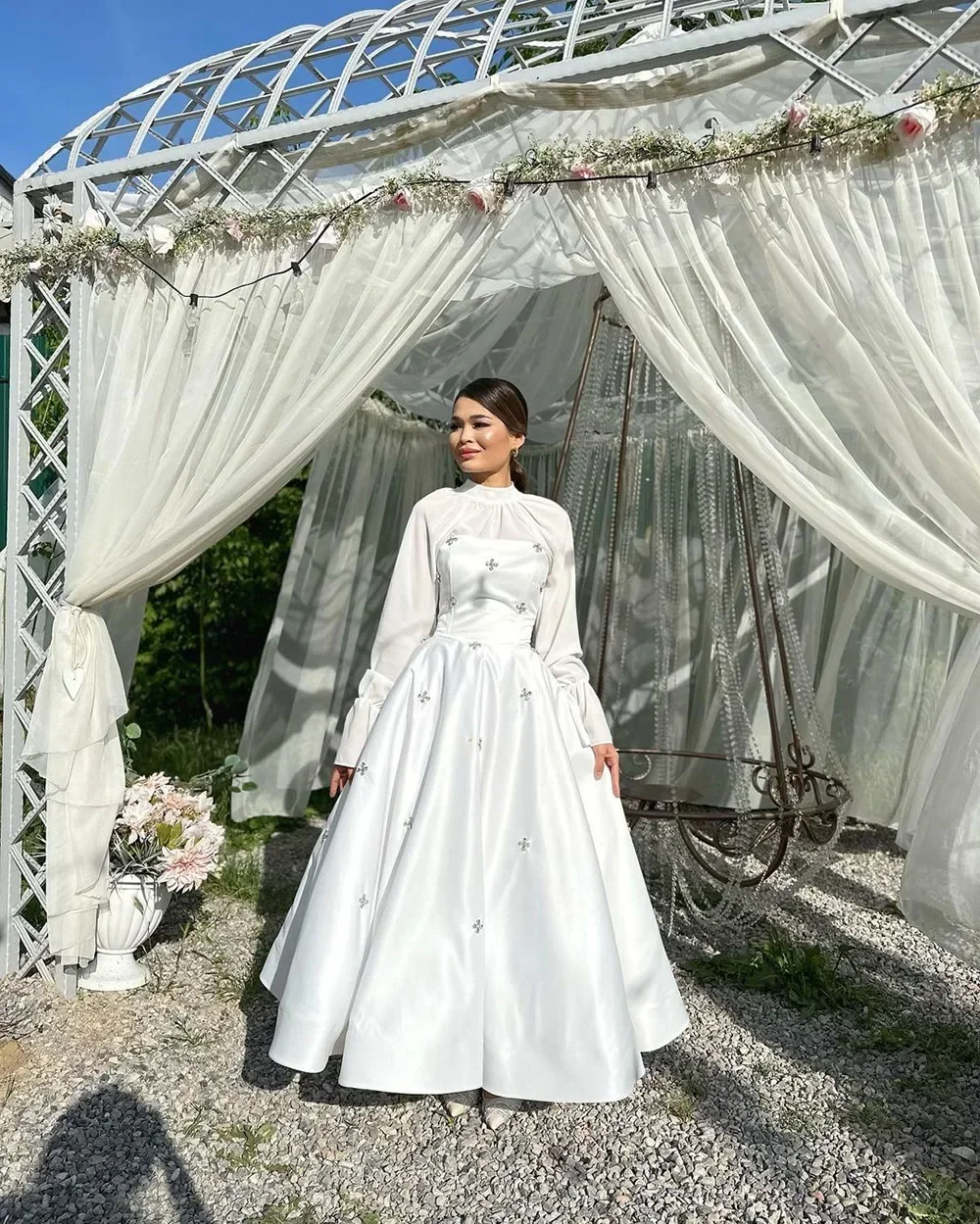 Dostosowane eleganckie muzułmańskie suknie ślubne w stylu vintage Suknie ślubne z wysokim dekoltem i długimi, rozkloszowanymi rękawami Kryształowa suknia dla panny młodej Brides Pa