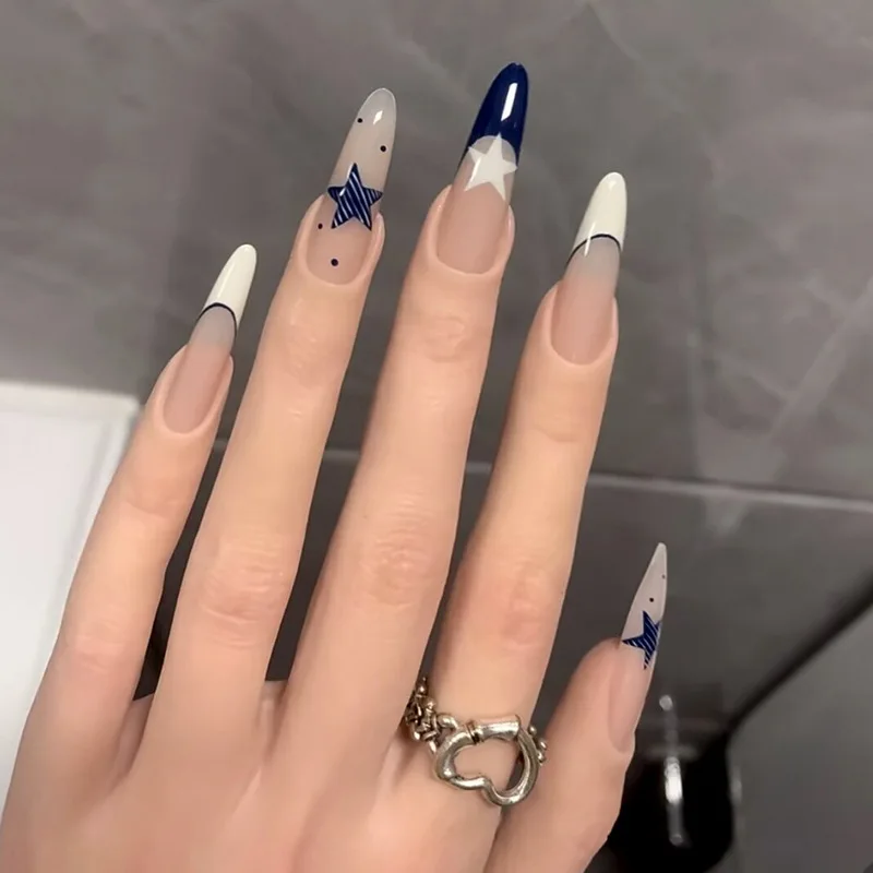 Uñas postizas largas tipo stiletto color nude, azul marino, blancas, con franjas francesas, estrellas, puntos pequeños, brillantes, estilo Y2K, para mujer.