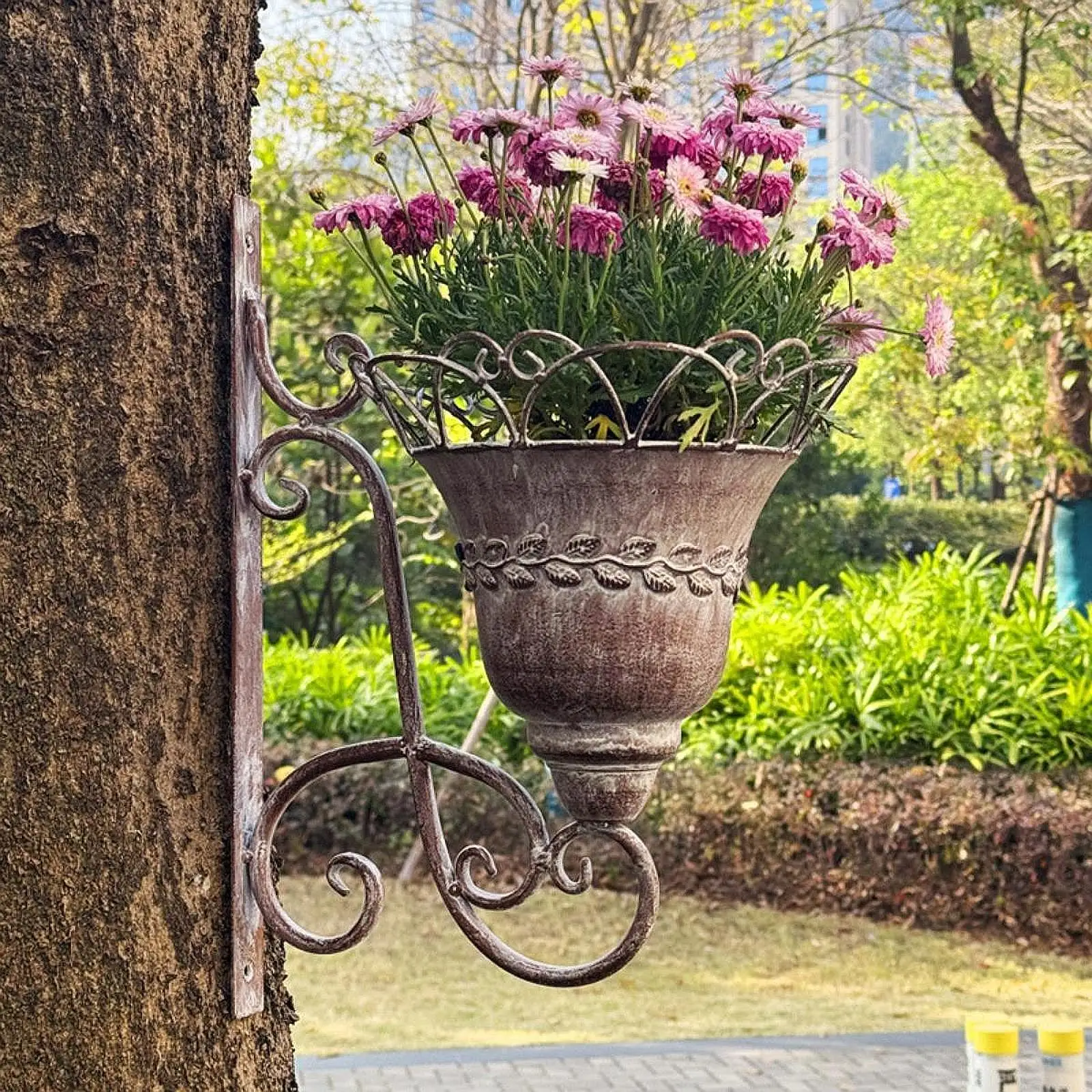 

Iron Planter Basket Wall Mounted Flower Pot Artwork Ornament Plant Pot Flowerpot for Indoor Porch Farmhouse Outdoor Garden