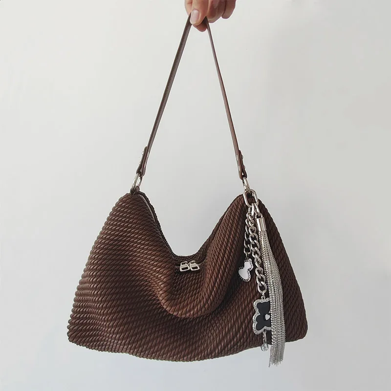 Nuevo bolso de mano de piel sintética suave a la moda europea y americana, diseño de textura plisada para mujer, bolso con cadena simple para ir al trabajo en las axilas