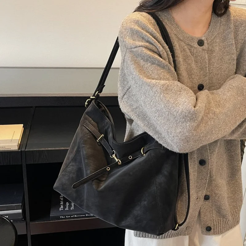 กระเป๋าสะพายไหล่ผู้หญิงคุณภาพเยี่ยม ผลิตจากหนังลายเซอร์วาล โดดเด่นด้วยดีไซน์บาหลี เรียบหรู น้ำหนักเบา นุ่มสบาย ใช้ได้ทุกวัน ดูทันสมัย ​