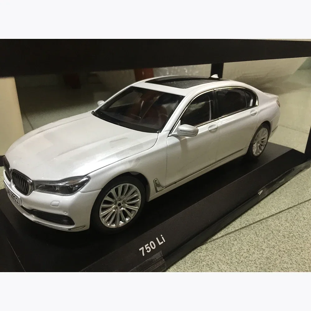 Die-cast Metal Toy Car Model 1:18 Scale BMW 7 Series 750Li High-quality Metal Collection Vehicle Static Decoration Gift Souvenir