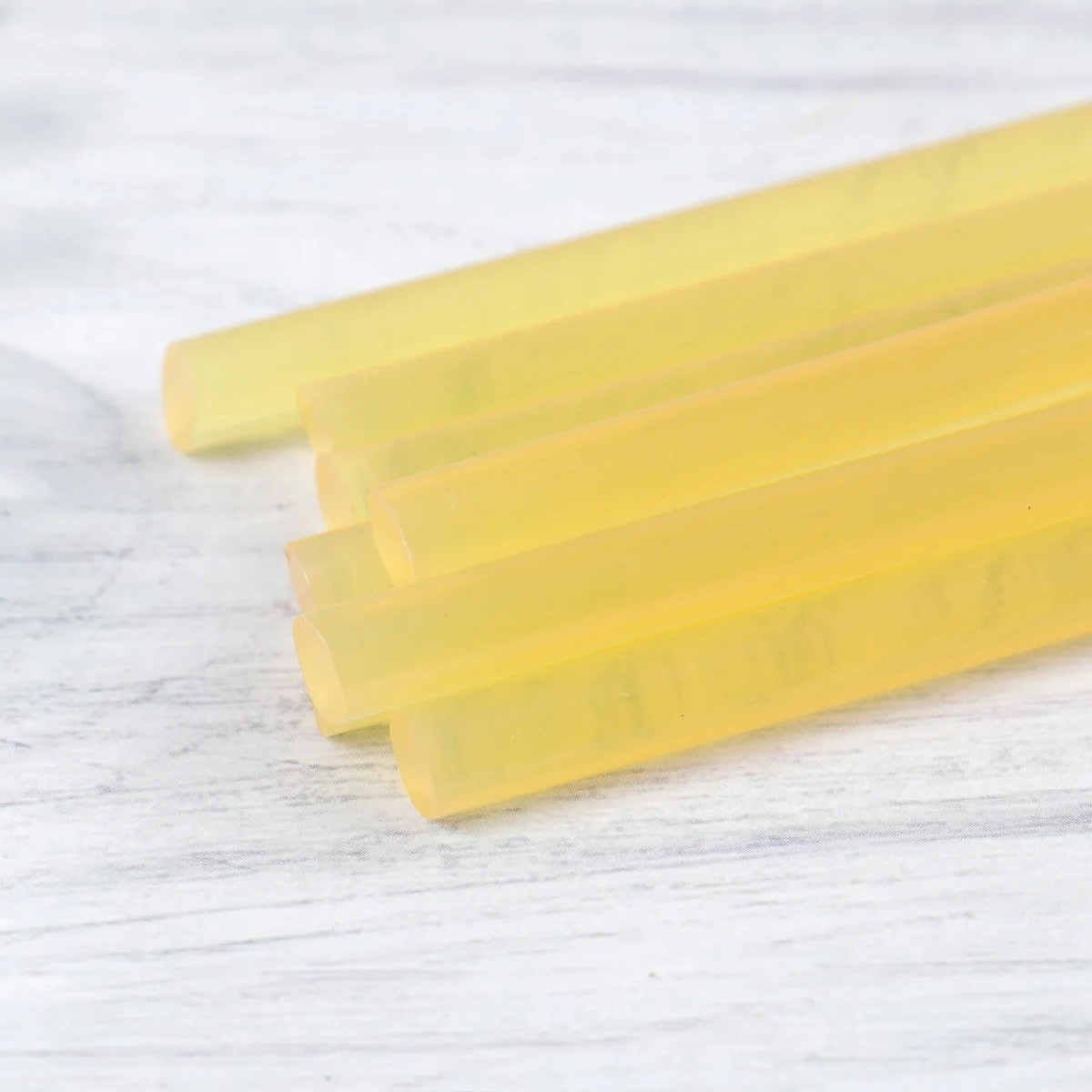 

100Pcs Hot Melt Glue Sticks Strong Adhesive Glue Strips Cuttable Glue Sticks for Home Shop Store (Yellow)