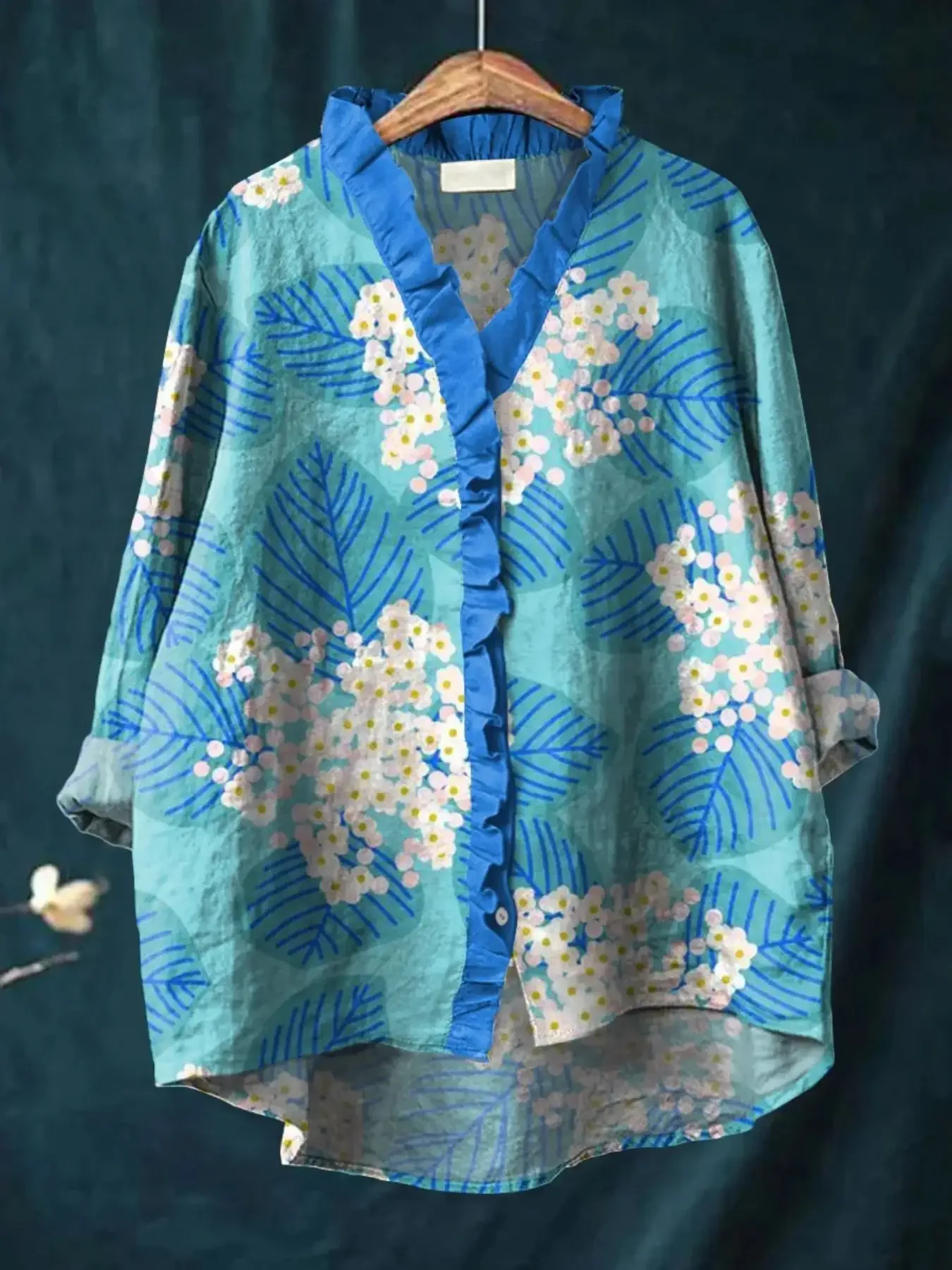 

Autumn new V-neck casual top, women's long sleeved lace shirt, Loose fit white button front