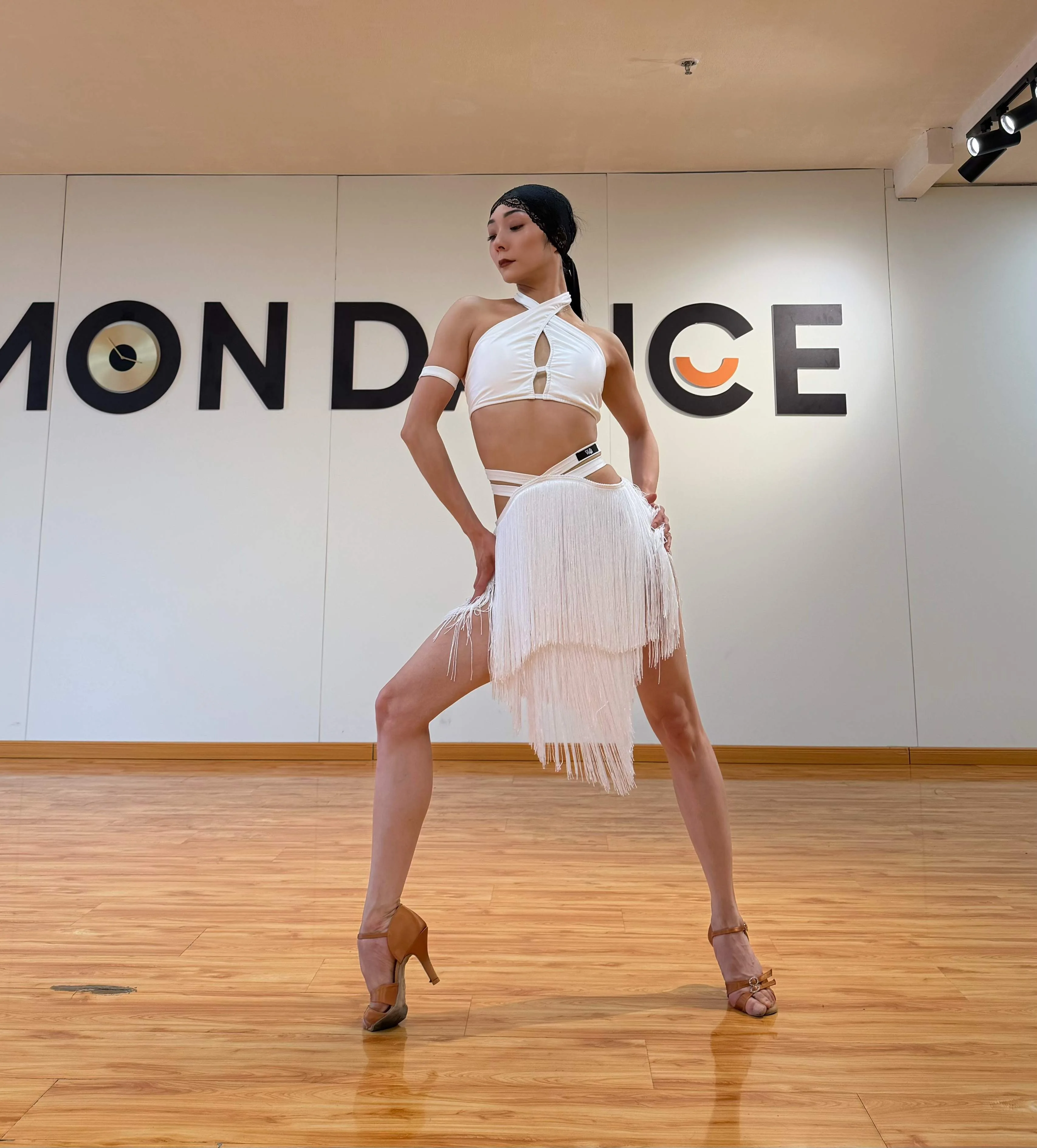 

Sexy Lain Dance Cosumes White Halter Tops Tassel Skirt Women Chacha Rumba Samba Dance Performance Clothes Summer Latin Dancewear
