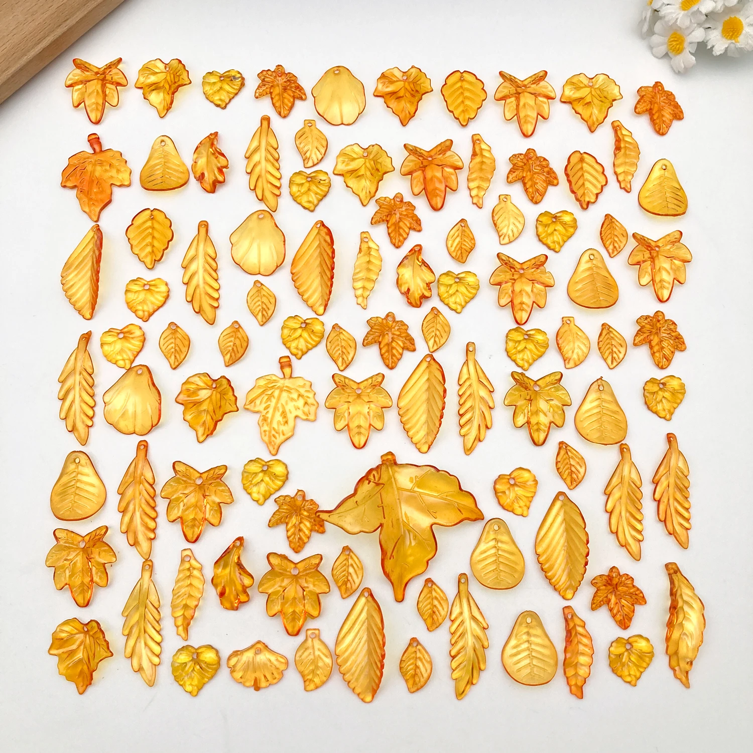 

50 г разнообразных акриловых подвесок в виде листьев (3 цвета) — компоненты рукоделия для ожерелья и брелков своими руками