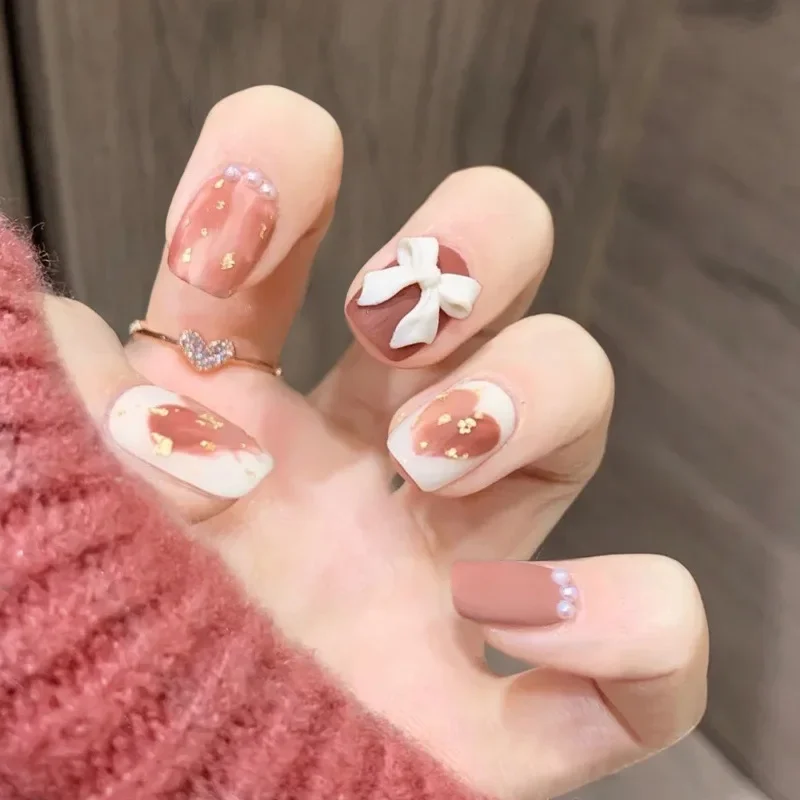 24 Stück volle Abdeckung, kurze Acryl-Diamant-Maniküre, einfache französische Schleife, glänzende Goldfolie, tragen Sie künstliche Nägel, abnehmbare Nägel zum Aufdrücken, falsch