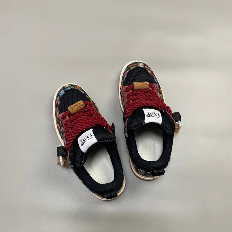 

Ethnic style splicing thick rope shoelaces, bread shoes, red and black contrasting thick soled skateboard shoes, niche design, t