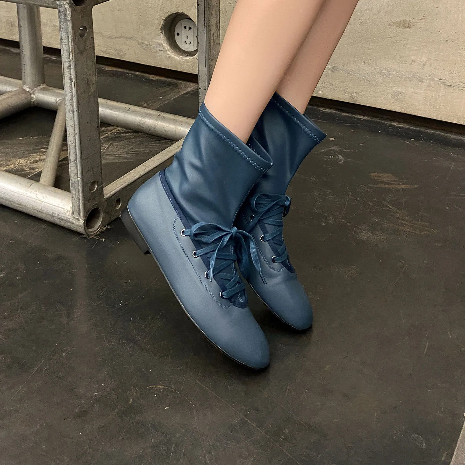 Arden Furtado 2025 Autumn cowhide Cross tied Short boots Round toe pull-on Low heel  simple style Commuter Women's Boots