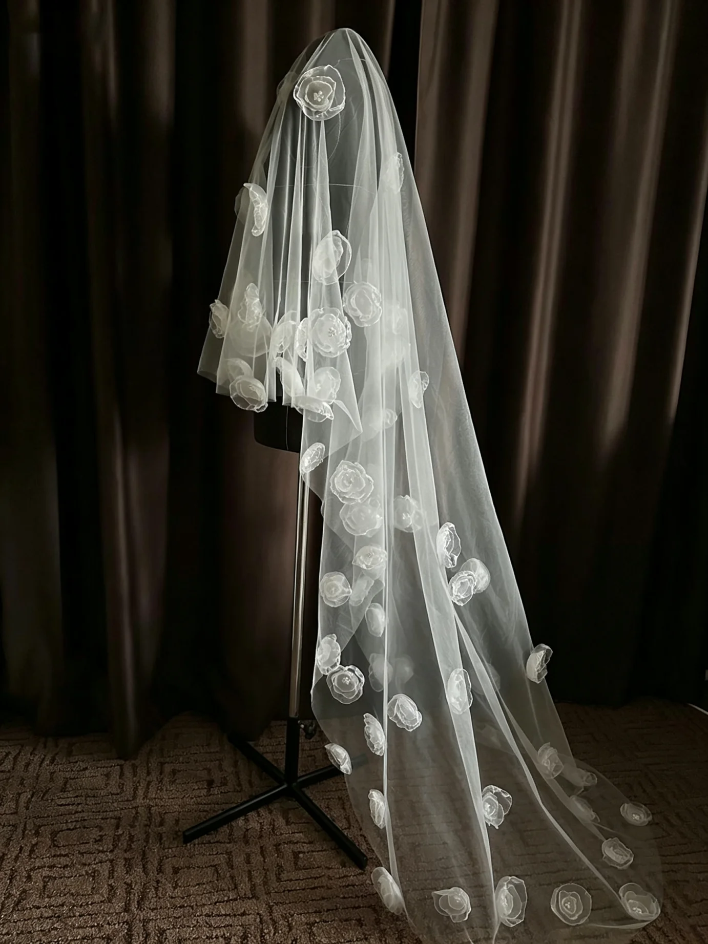 Vintage Bridal Veils Women One-Layer Embroidery Lace Edge 3D Appliques Princess Occasion Dress robes de soirée Customized