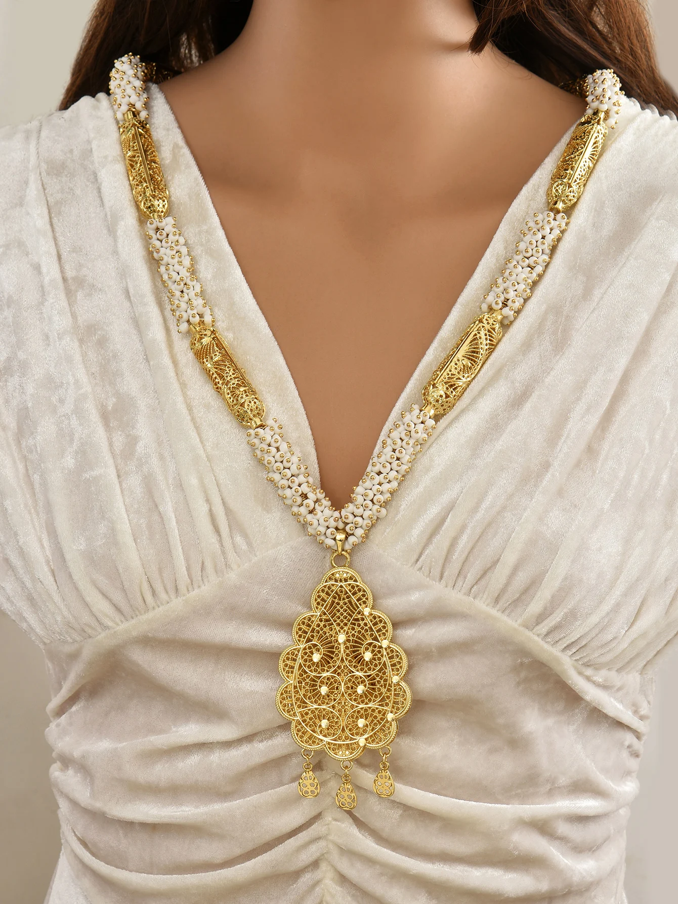 Long Wedding Necklace with Flower Print Court Style Zinc Alloy Waterdrop Shape Carved Edge Bridal Jewelry Accessory