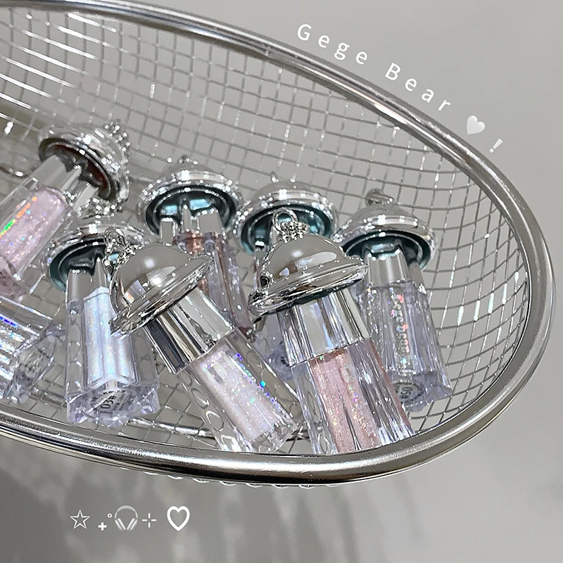 El líquido de sombra de ojos nacarado se puede utilizar como colgante y regalo.