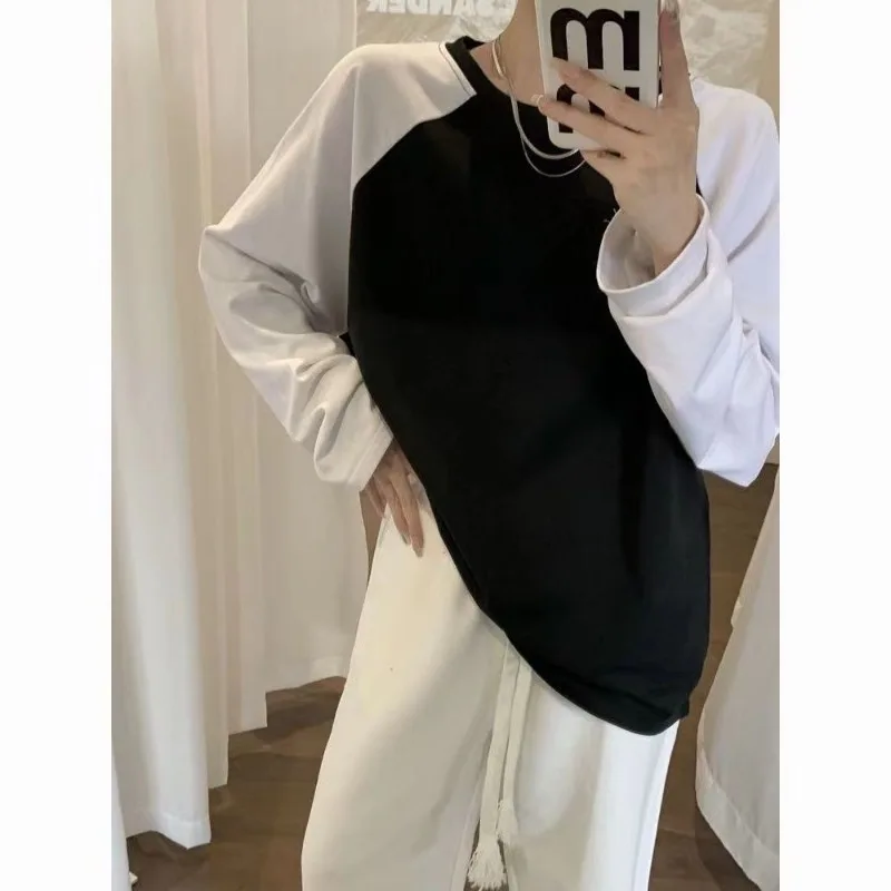 Comfortable and Minimalist Color Blocked T-shirt for Women Long Sleeved with Dual Tone Splicing Long Sleeved Loose Casual Top