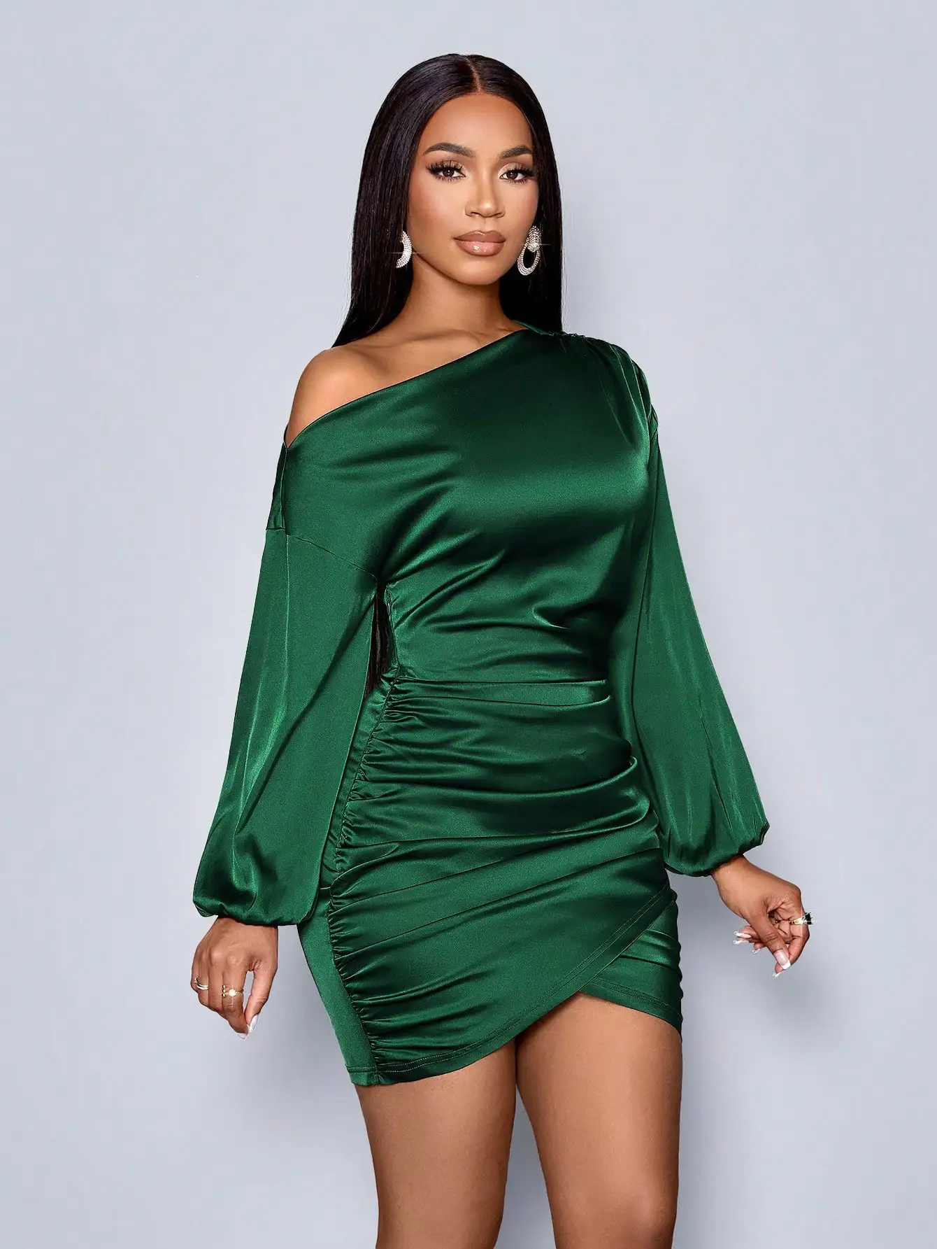 Smaragdgroene satijnen off-shoulder bodycon-jurk met lantaarnmouwen voor feestvakantie Kerstmis