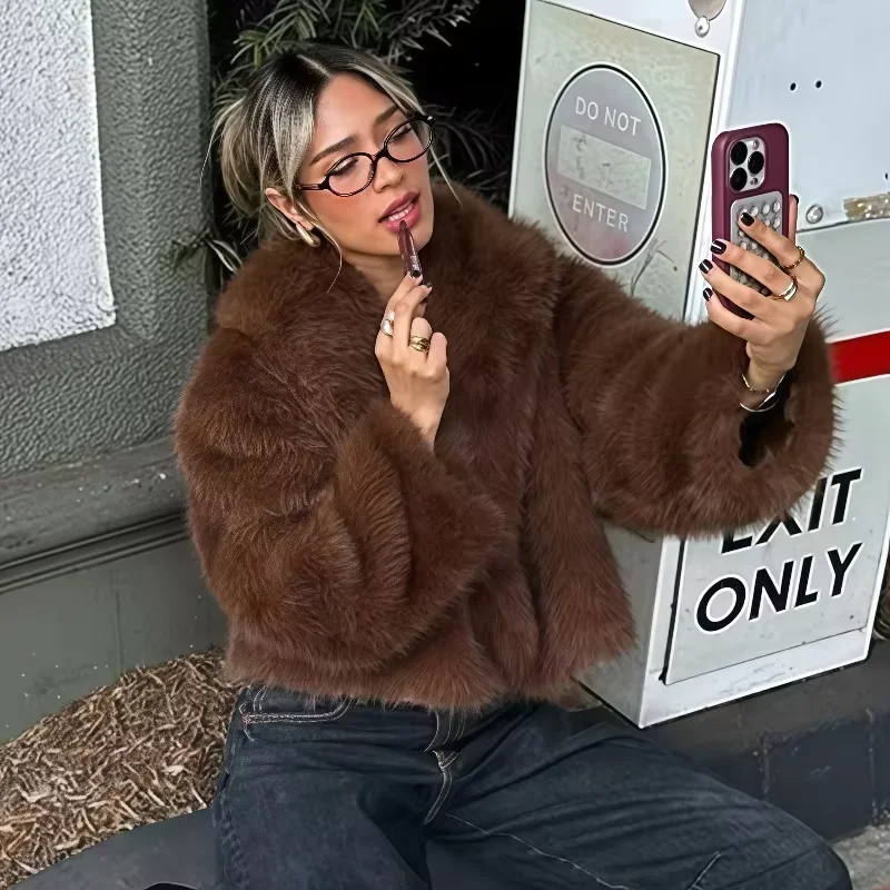 

Women's Short Plush Warm Coat Thick Artificial Fur Winter Fluffy Dyed Fox Fur Jacket for Cold Weather Fashion Indoor Outdoor Tra