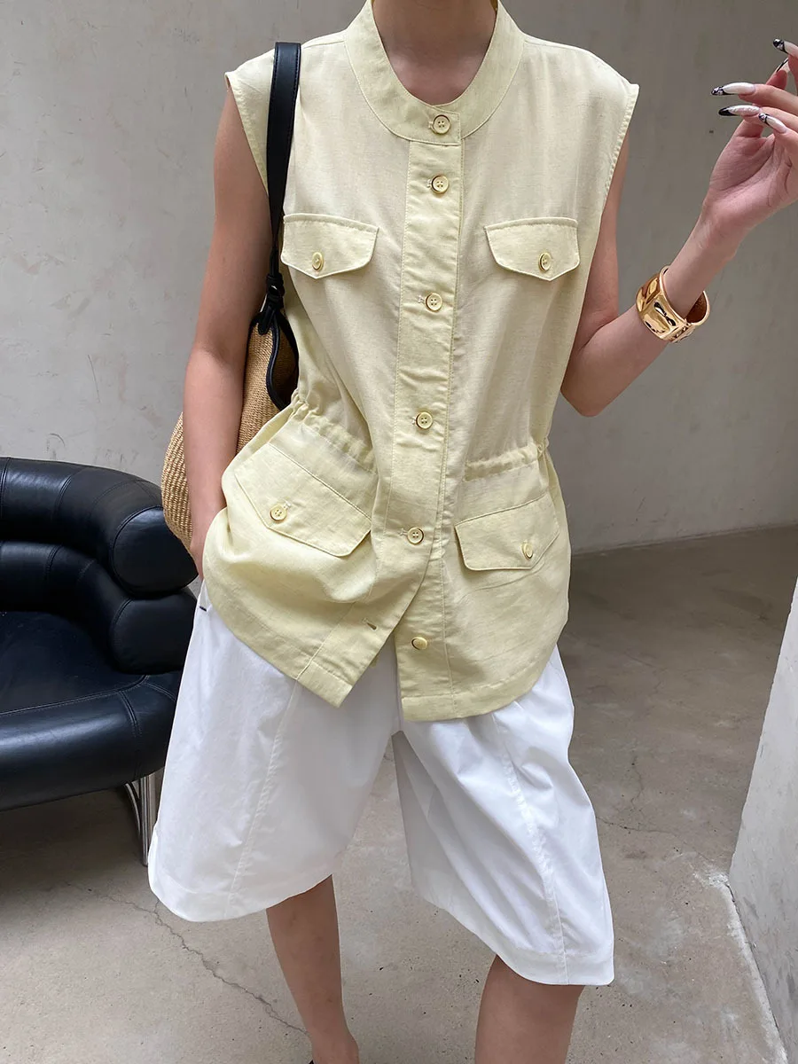 Sommerliche Damen-Weste in unifarbenem Design mit Stehkragen, Kordelzug an der Taille und schlankmachendem, ärmellosem Design. – Detail 14