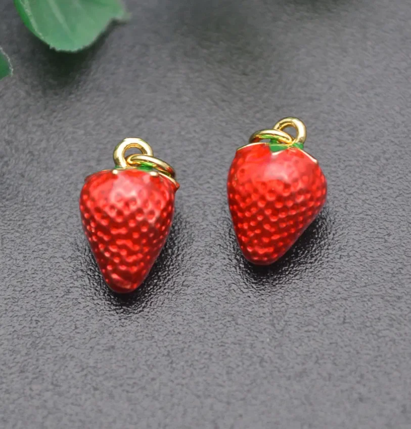 Imagem -03 - Banhado a Ouro Fruta Bonito Pequeno Vermelho Morango Esmalte de Metal Encantos para Pulseiras Brincos Colar Jóias Fazendo Atacado 20pc