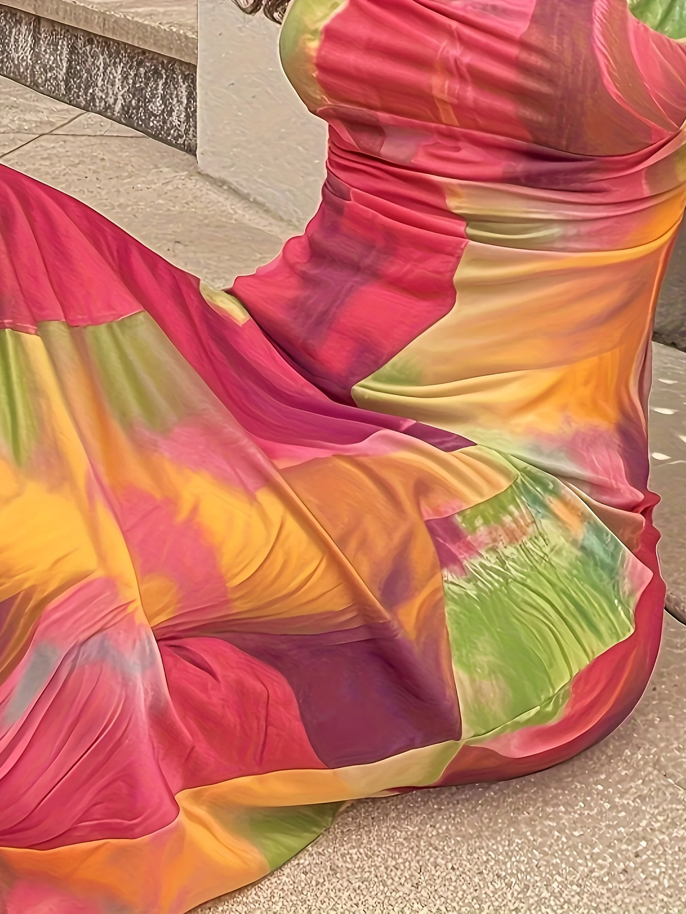 Freizeit-Strandurlaub, Farbverlauf, Blumenmuster, eng anliegendes und sexy trägerloses Oberteil, lockerer, figurbetonter Rock, langer Rock – Detail 3