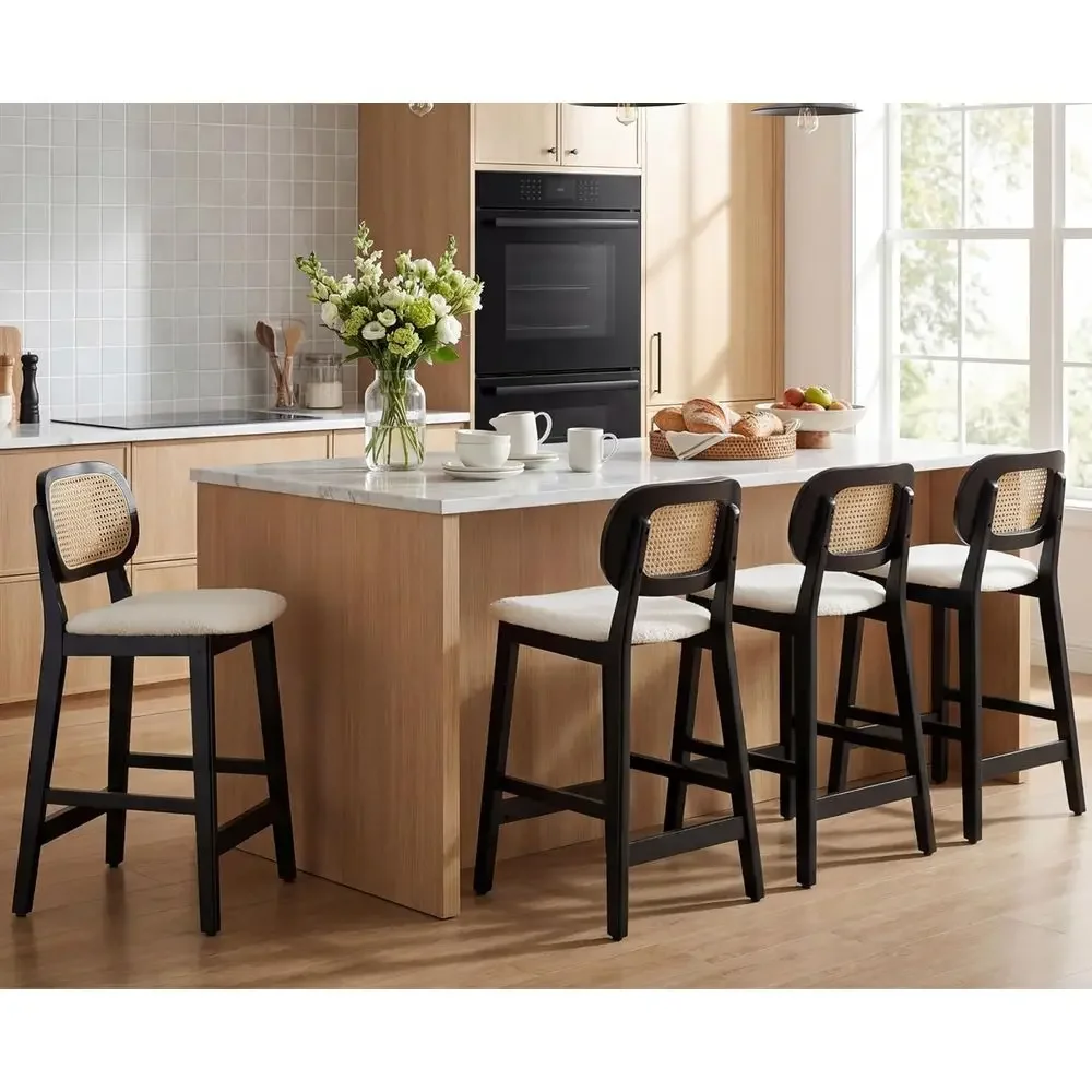 

Набор из 4 барных стульев с ротанговой спинкой, черными деревянными ножками и сиденьями с обивкой из шерпы для кухонного острова или бара/зоны завтрака