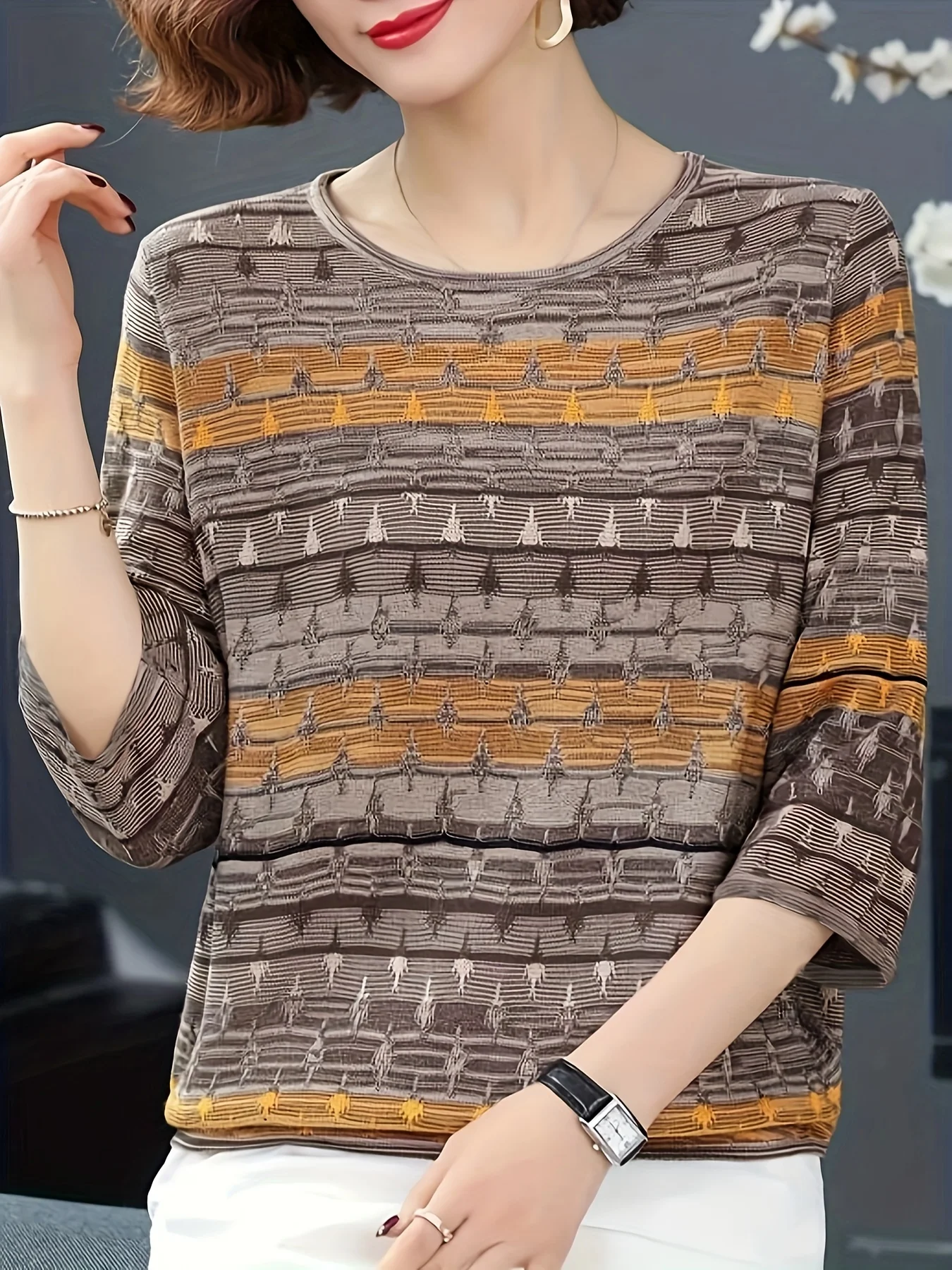 Retro printed striped round neck T-shirt, loose flesh blocking contrasting geometric pattern women's top