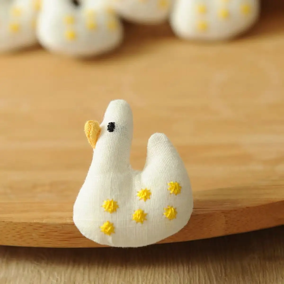 Artistic Style Light and Fresh Cartoon Brooch with Embroidered Duck-shaped Accessory Made of Fabric Brooch