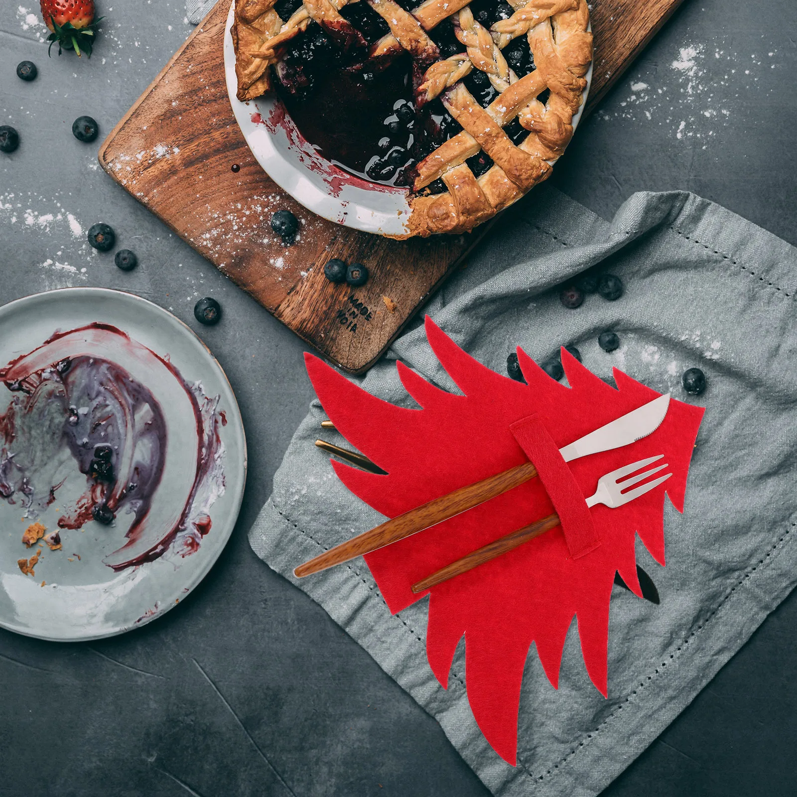 

4Pcs Christmas Silverware Holder Bags Felt Cutlery Pouches Tree Shape Tableware Covers for Holiday Party Festive Table