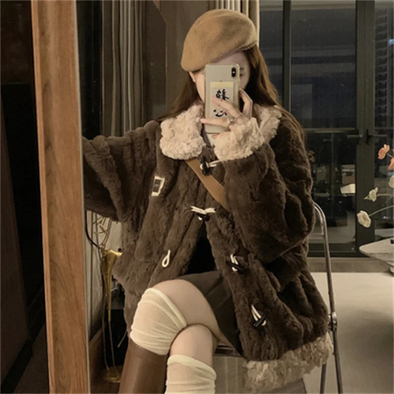 

2023 Autumn/Winter New Retro Cow Horn Button Lamb Hair Coat for Women's Loose and Thickened Fashion Versatile Age Reducing Top B