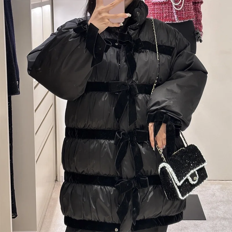 Jaqueta feminina de comprimento médio com laço de veludo preto de alta qualidade para outono e inverno, novo estilo elegante casaco de luxo 25102232