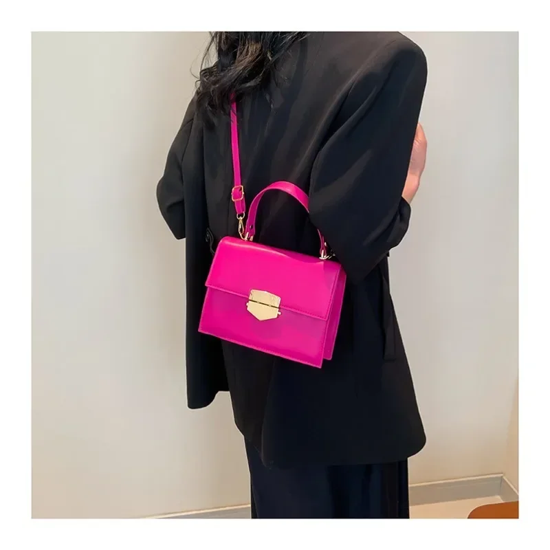 

B Exquisite Small Square Shoulder Bag Women Fashion Joker Commuter Shoulder Bag Slung Under The Arm High-quality Shoulder Bag