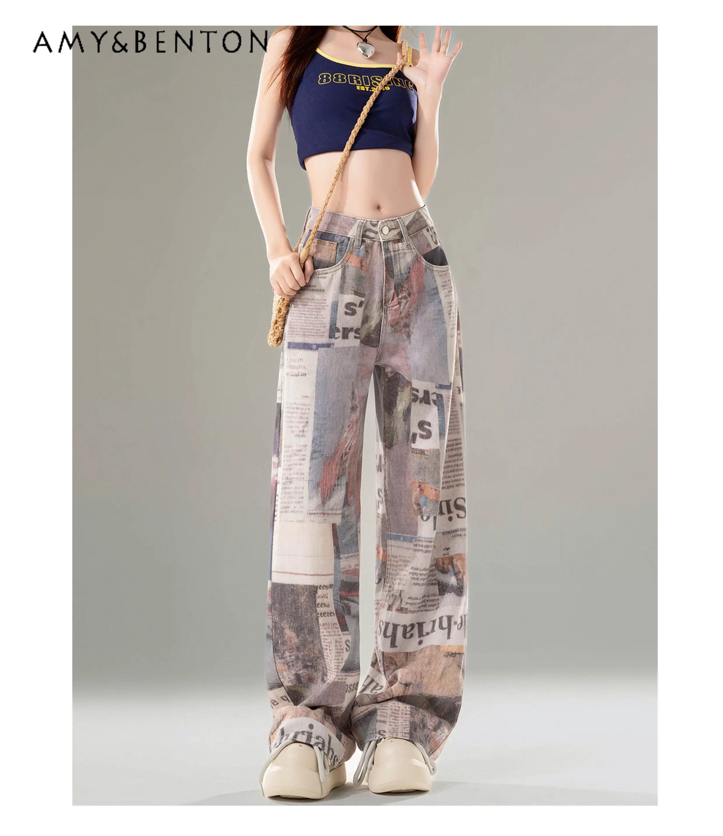 

Женские джинсы-клеш с высокой талией, широкими штанинами, принтом газетных надписей и цветными блоками в стиле тай-дай, коллекция Весна-Лето 2026