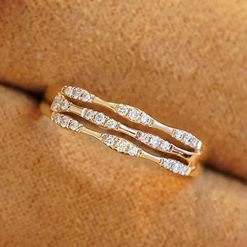 Huitan Fancy Dreizeiliger goldfarbener Ring für Frauen mit schillerndem Zirkonia, 2023, neue Hochzeit, Verlobungsbänder, Damenschmuck