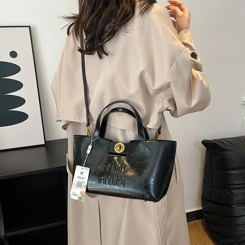 

Stylish Vintage Messenger Bag With Unique Design And Leather Finish Perfect For Casual Women And Leisure Use