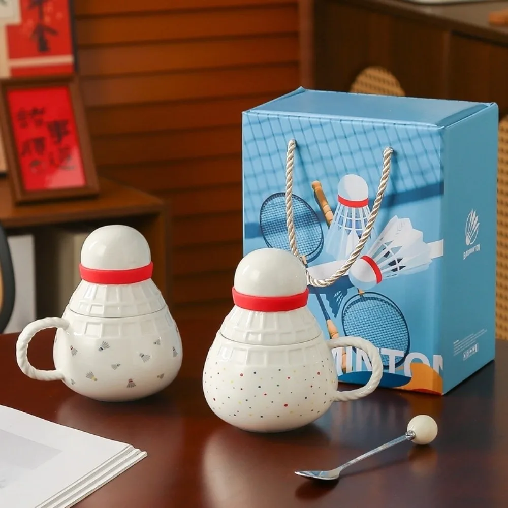 

Подарочная коробка с креативной кружкой для бадминтона объемом 370 мл, с ложкой, для ежедневного использования, в спортивном стиле, керамическая кружка для чая.