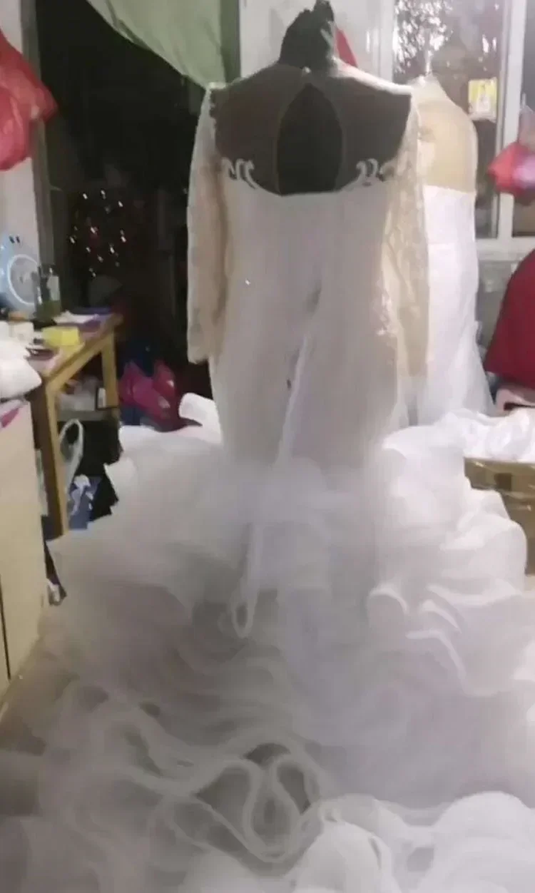 Suknia ślubna syrena z nowoczesnymi, personalizowanymi koralikami i cekinami, Vestido Noiva Casamento, długie rękawy, organza, wielowarstwowe falbany.