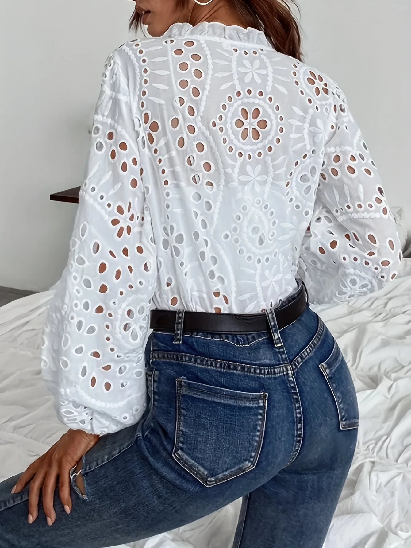 Camicia sexy cava da donna primaverile ed estiva Bottoni ricamati bianchi Scollo a V Manica a lanterna alla moda Top semplice e versatile