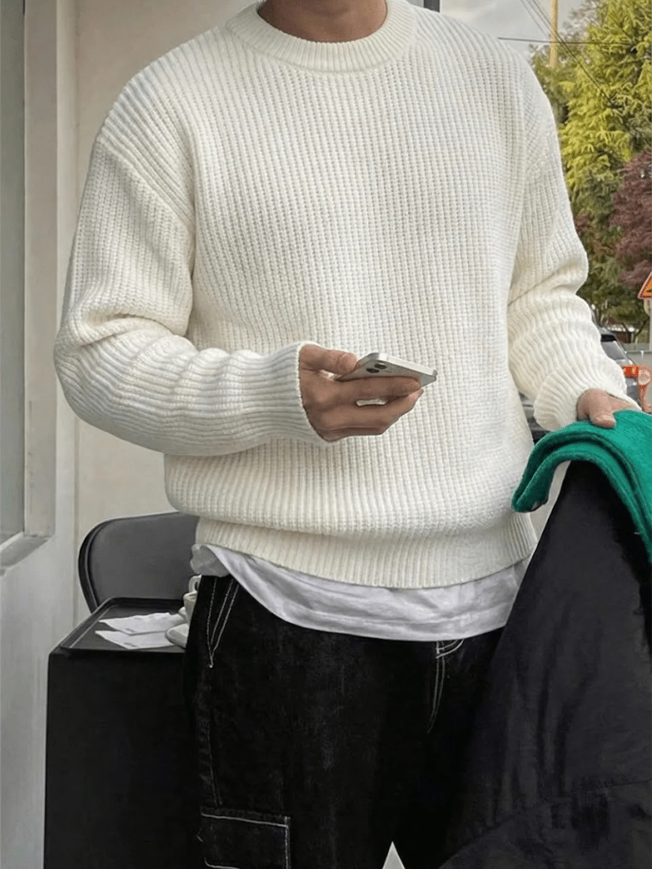 

Мужской свитер с круглым вырезом и длинными рукавами из ребристой вязки цвета экрю для осени и зимы